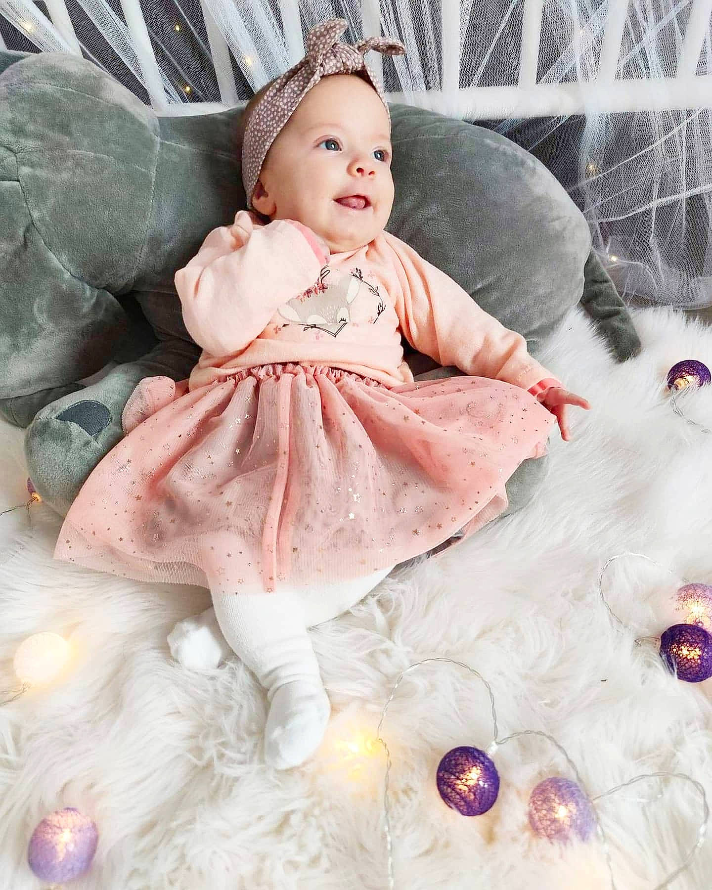 Ambre participe au concours pour gagner de l'argent avec cette photo : baby, baby_toddler_clothing, bonnet, cheek, child, costume, costume_accessory, crown, dress, embellishment, facial_expression, hair_accessory, happy, headgear, headpiece, nose, person, pink, sitting, skin