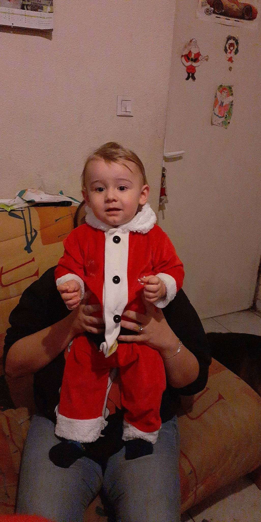 Wyatt participe au concours pour gagner de l'argent avec cette photo : baby, baby_toddler_clothing, chair, cheek, child, comfort, event, eye, flooring, fun, gesture, knee, lap, person, room, sitting, sleeve, smile, thumb, toddler