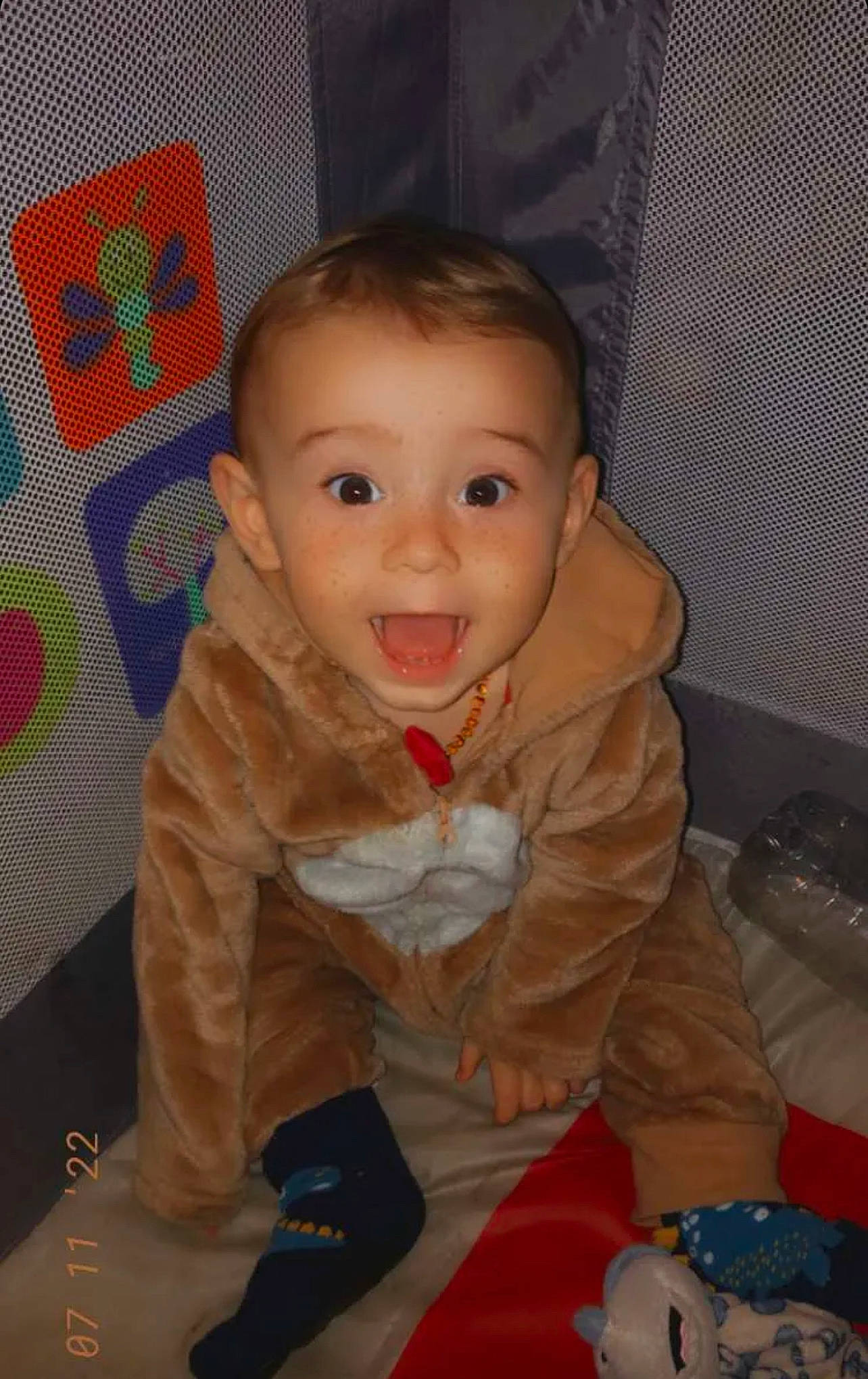Wyatt a rejoint le concours — aidez-le/la à gagner de superbes lots ! baby, baby_toddler_clothing, cheek, child, comfort, eye, floor, flooring, fun, happy, iris, nose, pattern, person, play, room, sitting, skin, sleeve, smile