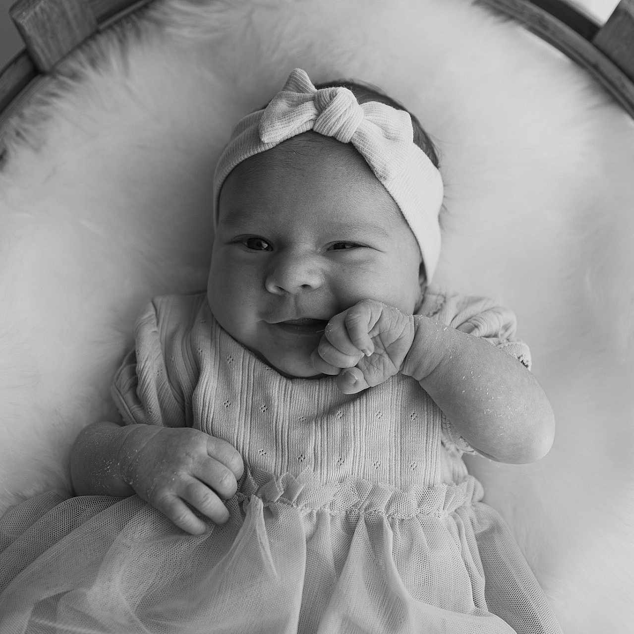 Bluma a rejoint le concours — aidez-le/la à gagner de superbes lots ! baby, bed, bodypart, bonnet, clothing, cradle, crib, face, finger, furniture, hand, happy, hat, head, infantbed, newborn, person, photography, portrait, smile