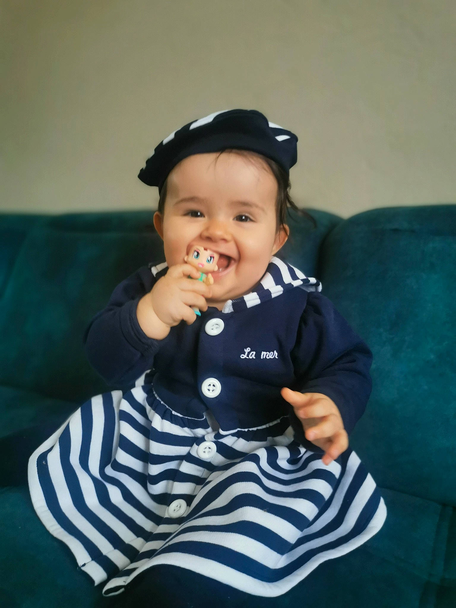 Apolline participe au concours pour gagner de l'argent avec cette photo : baby_toddler_clothing, black_hair, cheek, comfort, cool, couch, electric_blue, eye, facial_expression, flash_photography, hairstyle, happy, hat, headwear, human_body, iris, joy, person, shoulder, skin