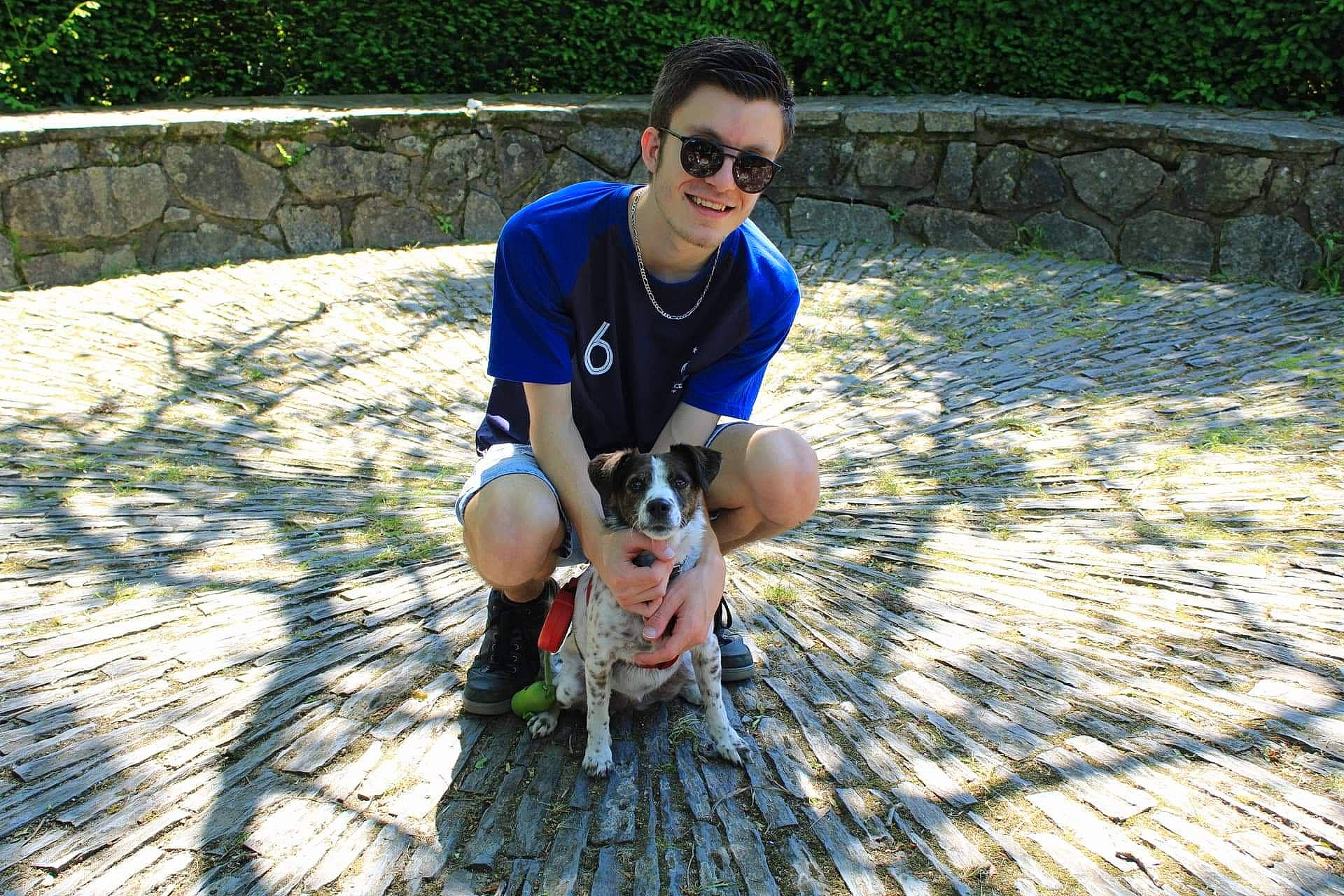 Gina participe au concours pour gagner de l'argent avec cette photo : bicycle, bicycle_accessory, bicycle_frame, bicycle_handlebar, bicycle_part, bicycle_pedal, bicycle_tire, bicycle_wheel, bicycle_wheel_rim, bicycles_equipment_and_supplies, carnivore, cycling, eyewear, glasses, goggles, hub_gear, mammal, sneakers, sunglasses, vision_care