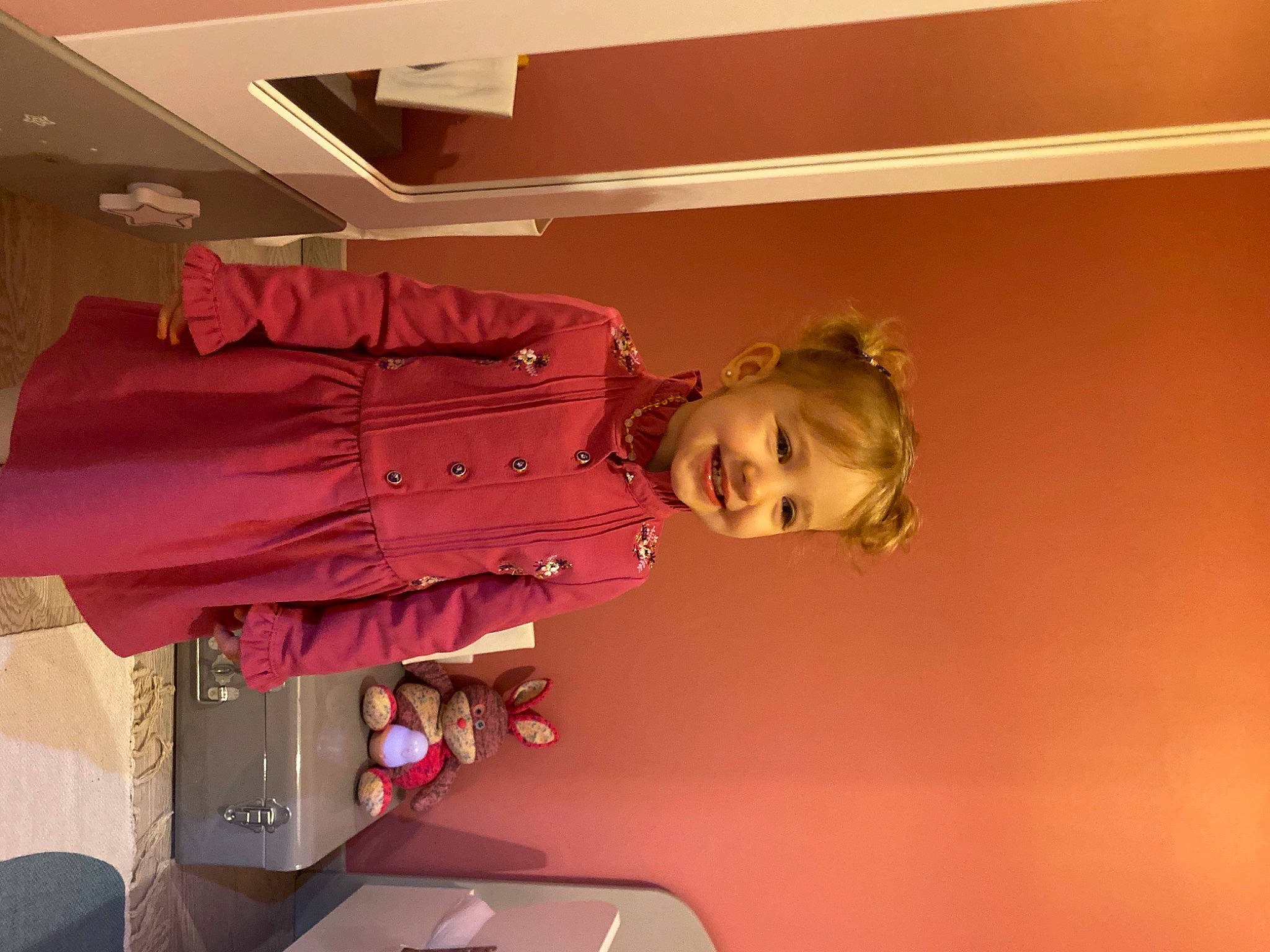 Aria a rejoint le concours — aidez-le/la à gagner de superbes lots ! ceiling, design, fashion_design, flooring, fun, happy, human_body, joy, magenta, molding, peach, person, plant, plaster, room, smile, tree