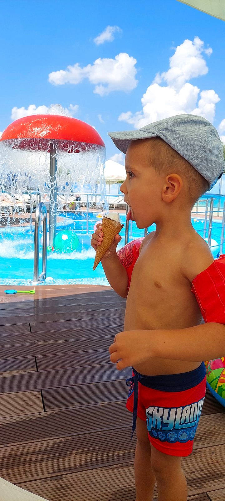 David a rejoint le concours — aidez-le/la à gagner de superbes lots ! baseball_cap, beauty, blue, body_of_water, cap, child, cloud, fun, happy, leisure, people, person, recreation, sky, standing, summer, swimming_pool, toddler, travel, water