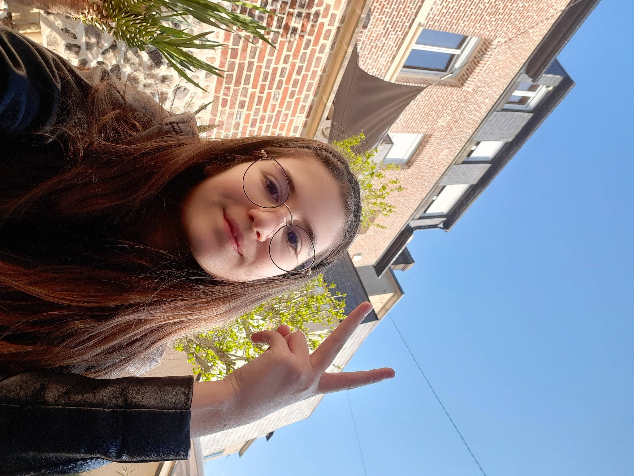 Zoé a rejoint le concours — aidez-le/la à gagner de superbes lots ! beauty, black_hair, brown_hair, eye, facial_expression, fun, hair, happy, house, joy, leaf, lip, long_hair, mouth, nose, person, photography, plant, selfie, smile