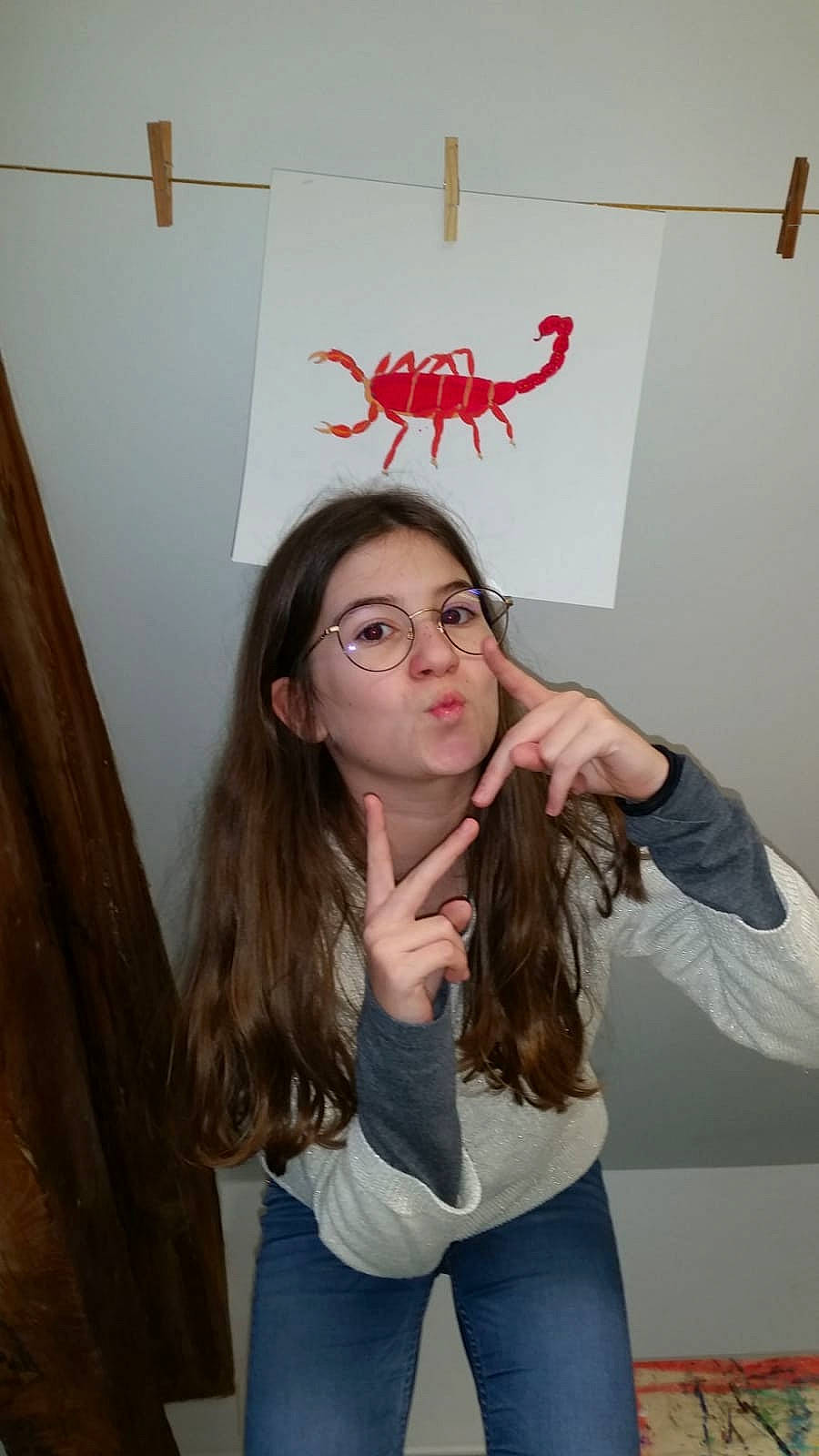 Zoé participe au concours pour gagner de l'argent avec cette photo : fun, gesture, hair, hairstyle, long_hair, mouth, person, room, t_shirt