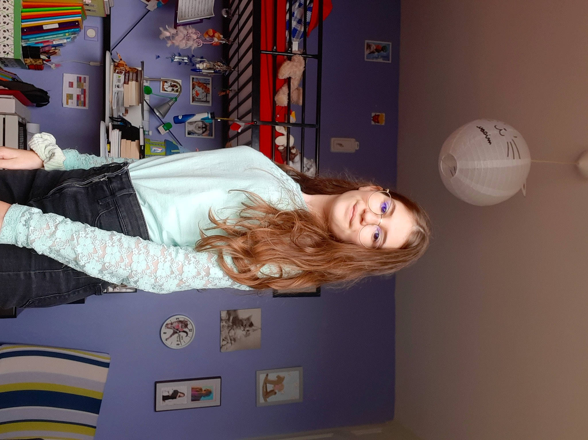 Zoé a rejoint le concours — aidez-le/la à gagner de superbes lots ! bed, ear, furniture, joy, nap, person, photography, room, sleep