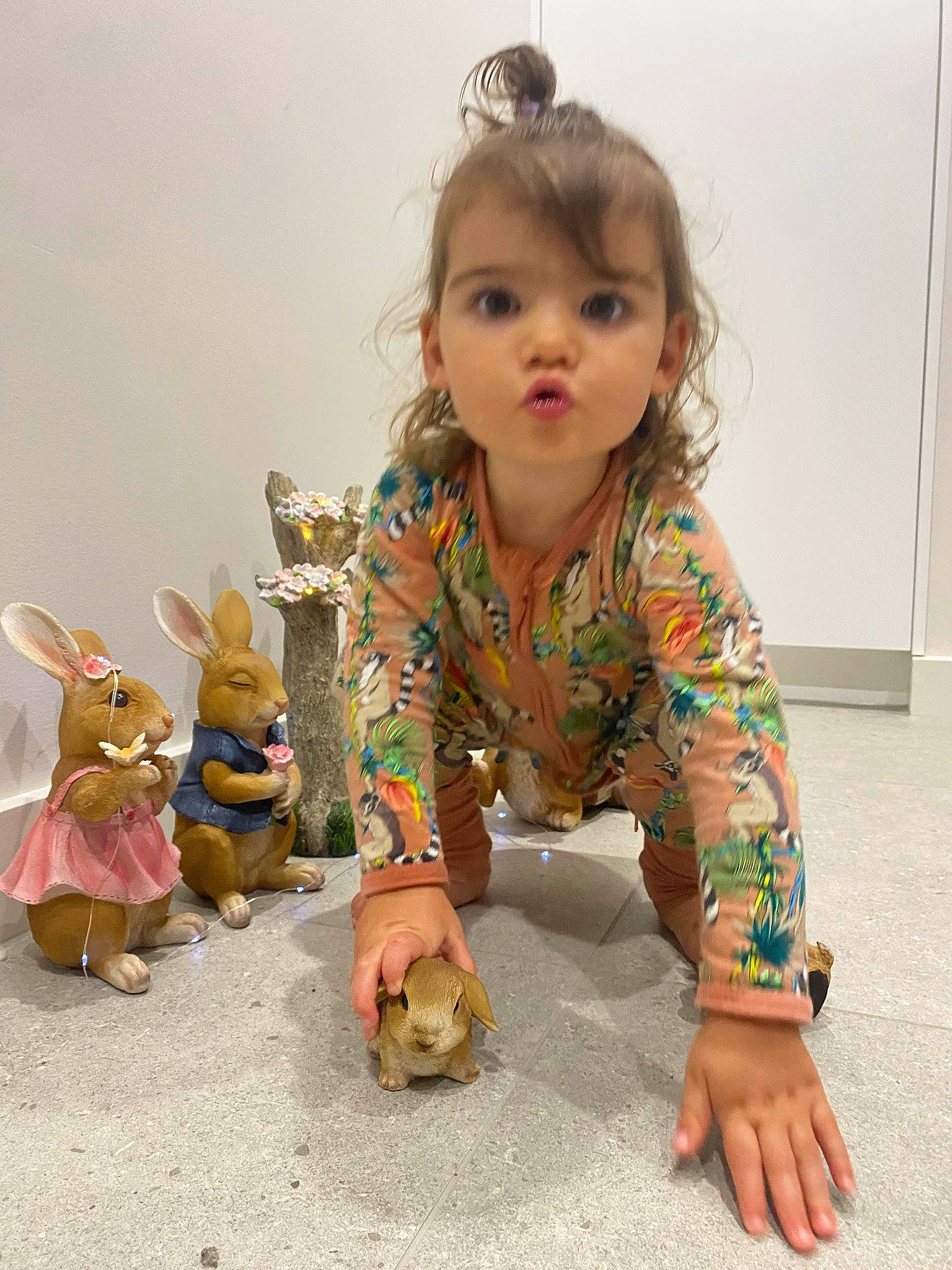 Alina a rejoint le concours — aidez-le/la à gagner de superbes lots ! baby, baby_toddler_clothing, child, doll, fashion_accessory, flooring, fun, happy, human_body, jewellery, lawn_ornament, pattern, person, play, room, sitting, sleeve, stuffed_toy, surprise, toddler