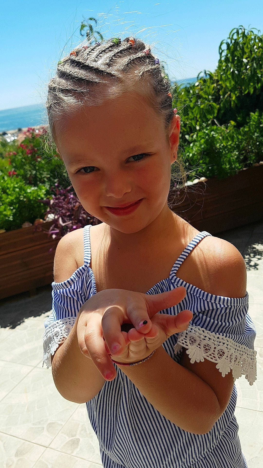 Giulia a rejoint le concours — aidez-le/la à gagner de superbes lots ! abdomen, arm, child, fun, girl, hairstyle, hand, happiness, headgear, human_hair_color, joy, person, shoulder, smile, summer, toddler, trunk, vacation