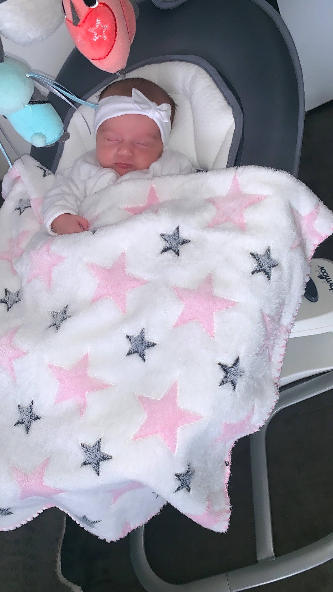 Klara a rejoint le concours — aidez-le/la à gagner de superbes lots ! baby, baby_products, bed, bed_sheet, bedding, blanket, child, furniture, headwear, infant_bed, linens, person, pink, product, room, textile