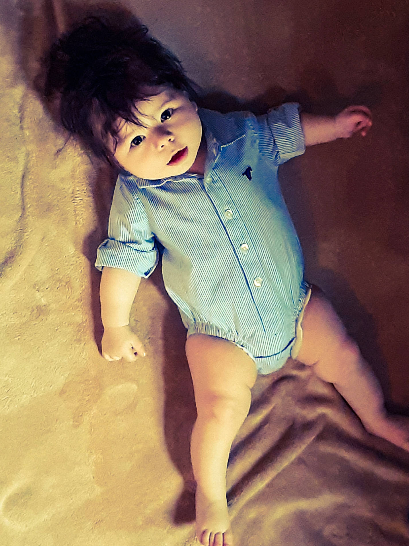 Zane is registered to the contest to win money with this photo: arm, barefoot, child, human_leg, joint, leg, person