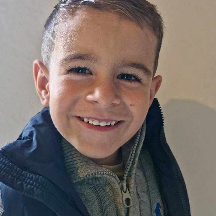 Tommy participe au concours pour gagner de l'argent avec cette photo : background, boy, casual, child, clothing, cute, face, fashion, friendly, hair, happy, head, indoors, light, person, portrait, smile, sweater, vest, young