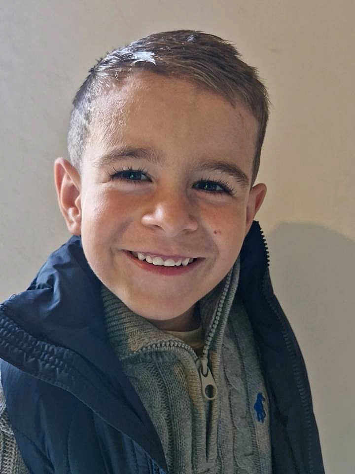 Tommy participe au concours pour gagner de l'argent avec cette photo : child, boy, smile, face, portrait, clothing, sweater, vest, hair, young, happy, indoors, casual, person, head, cute, friendly, light, background, fashion