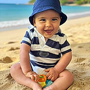 Francisco a rejoint le concours — aidez-le/la à gagner de superbes lots ! baby, child, toddler, beach, sand, ocean, smiling, navy_hat, striped_onesie, toy, sitting, barefoot, portrait, vacation, summer, smile, cute, happy, coastline, sand_toys