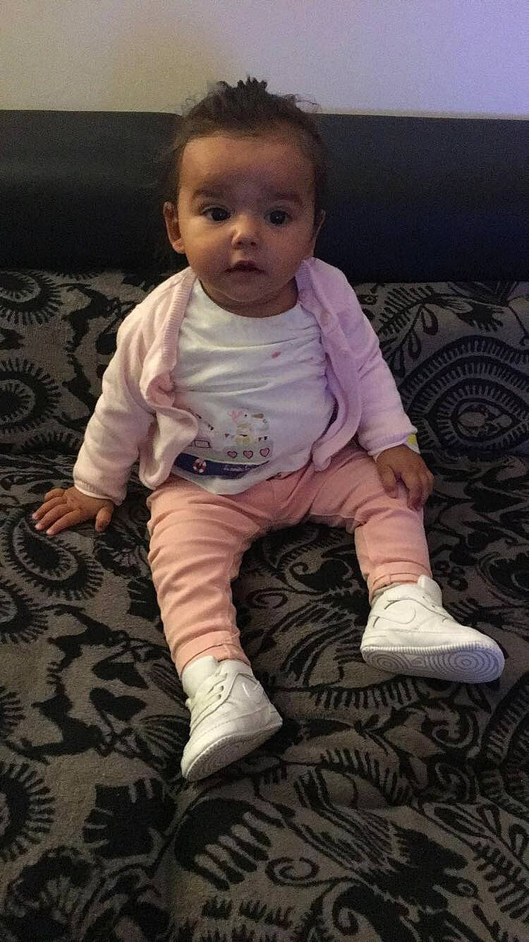 Alyssia participe au concours pour gagner de l'argent avec cette photo : arm, child, cool, day, eye, fun, girl, infant, leg, person, product, sitting, skin, standing, toddler, trunk