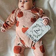 Rose a rejoint le concours — aidez-le/la à gagner de superbes lots ! apple_pattern, baby, child, clothing, cozy, curious_expression, cute, face, feet, hand, indoor, infant, lying_down, milestone_card, newborn, onesie, person, portrait, sleepwear, soft_blanket