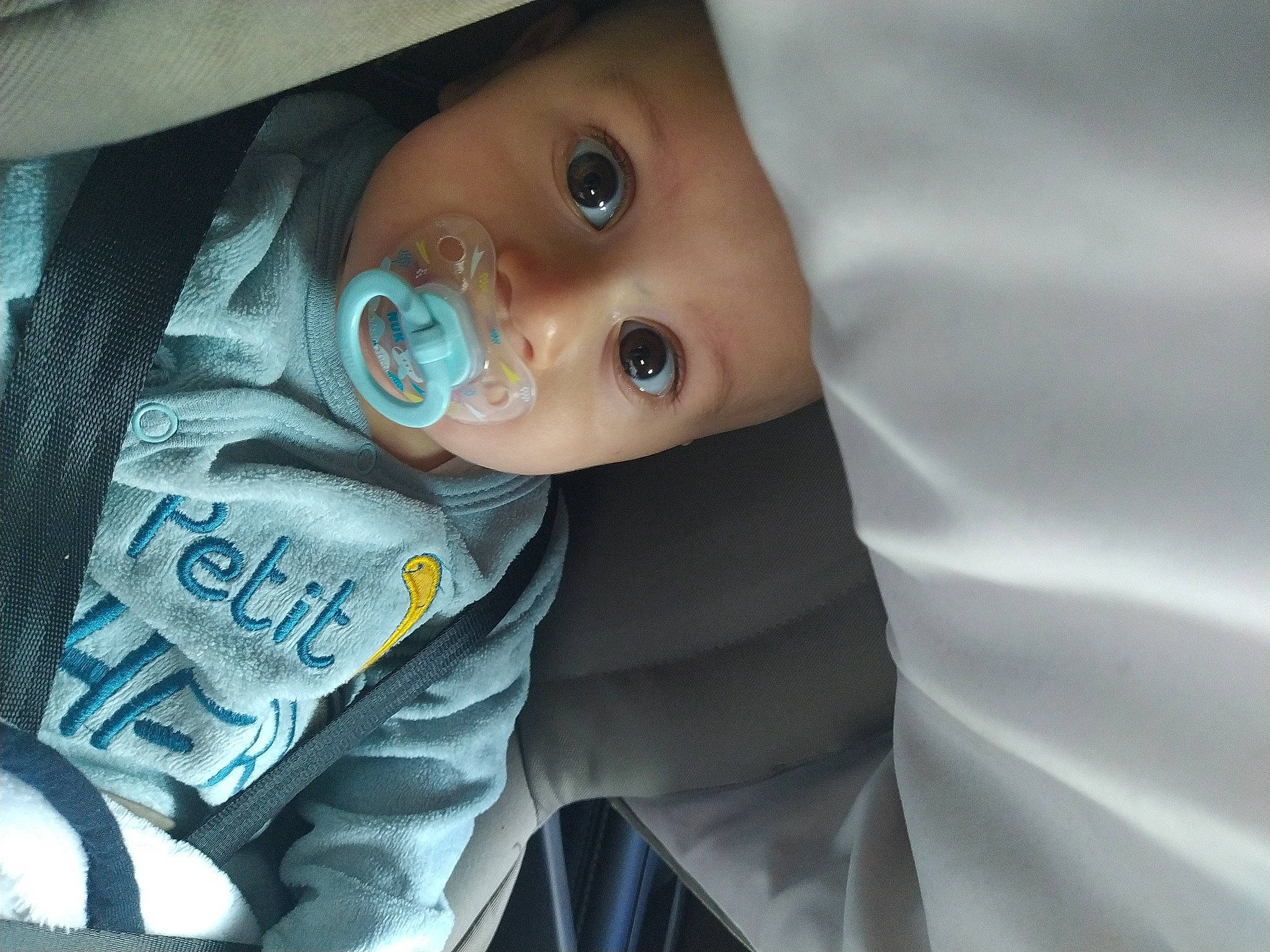 Gabriel a rejoint le concours — aidez-le/la à gagner de superbes lots ! baby, baby_products, baby_toddler_clothing, cheek, child, comfort, electric_blue, happy, hat, headwear, human_body, iris, lip, mouth, nose, person, sitting, skin, sleeve, smile