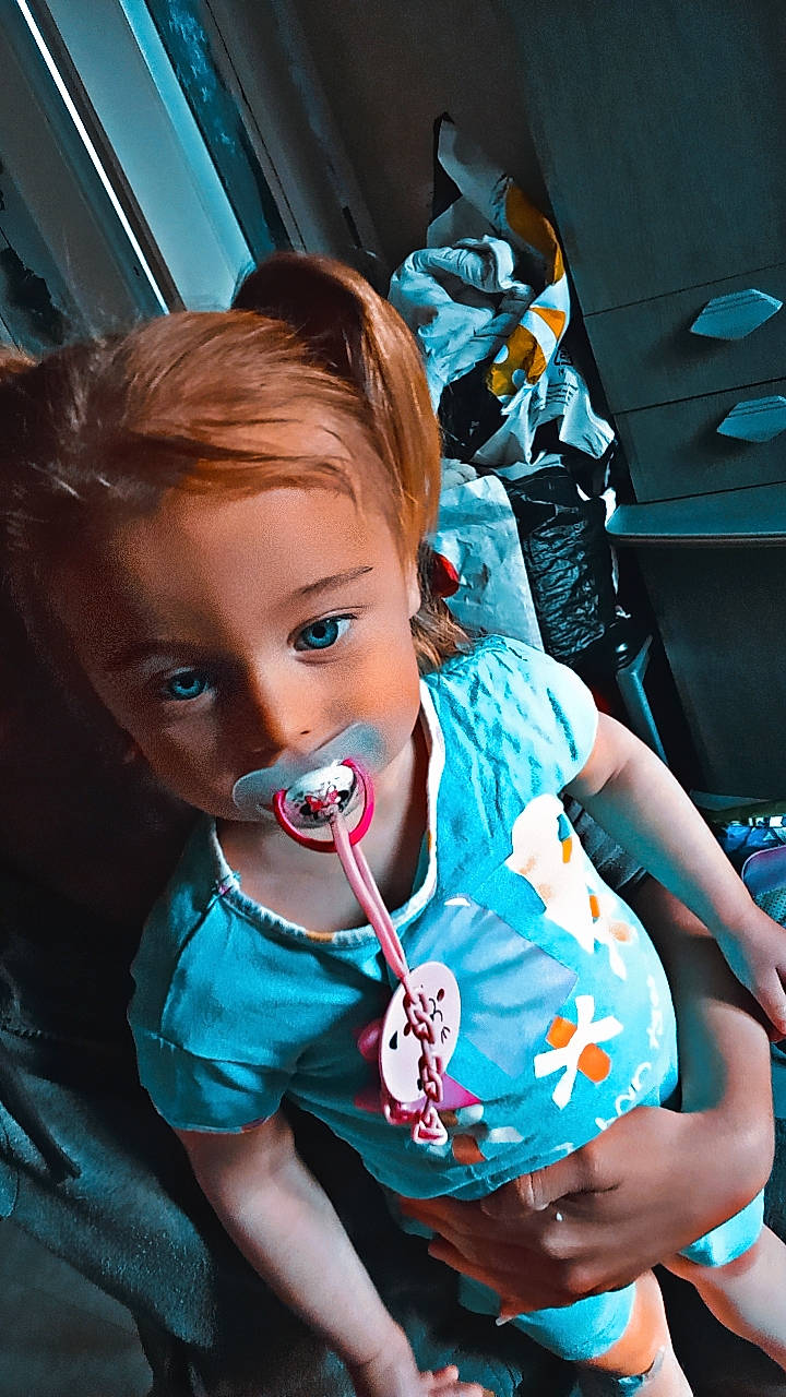 Linaya participe au concours pour gagner de l'argent avec cette photo : azure, baby, baby_toddler_clothing, beauty, blond, brown_hair, cheek, child, electric_blue, eyelash, eyewear, fashion_accessory, fun, happy, iris, person, sitting, sleeve, t_shirt, toddler