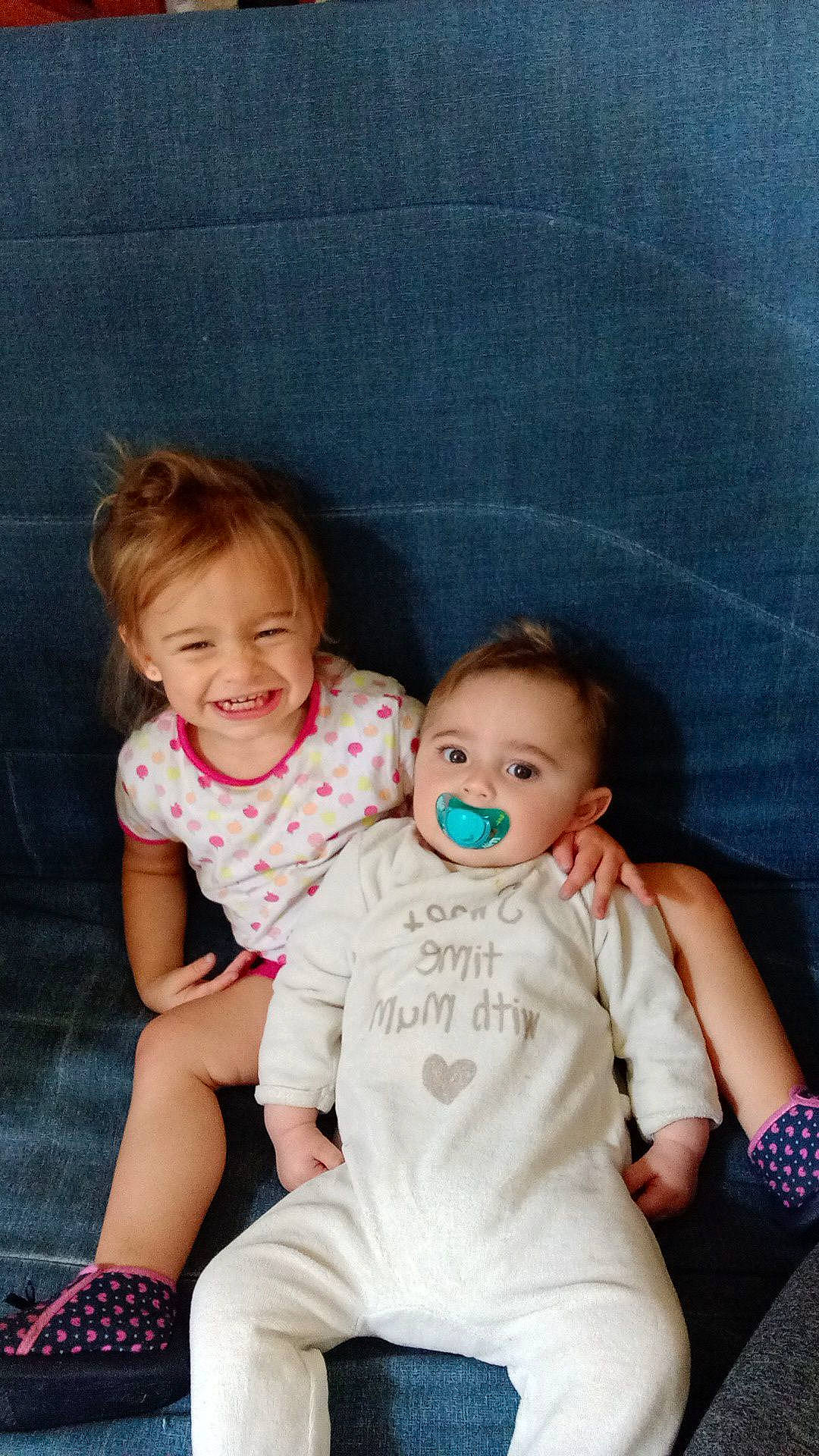 Linaya a rejoint le concours — aidez-le/la à gagner de superbes lots ! arm, baby, baby_toddler_clothing, cheek, comfort, couch, eye, face, facial_expression, hairstyle, happy, head, interaction, iris, joy, organ, person, pink, product, skin