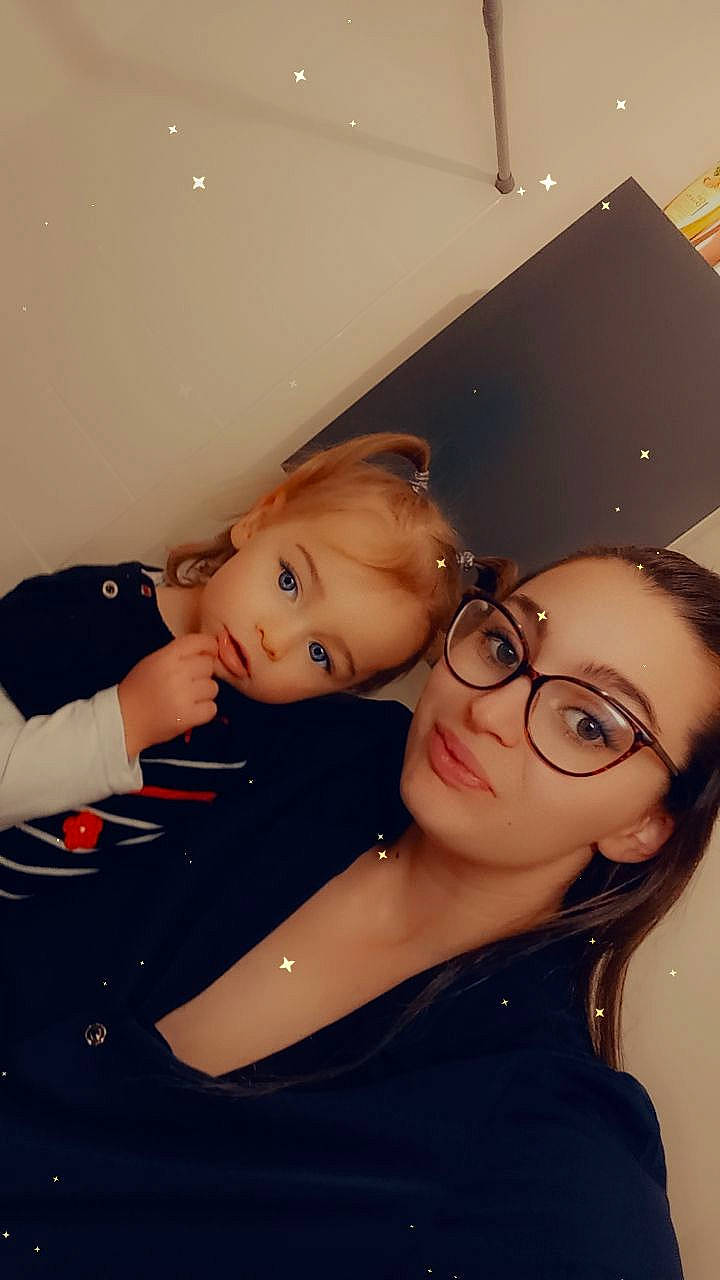 Linaya participe au concours pour gagner de l'argent avec cette photo : cheek, child, cool, event, eyebrow, eyelash, eyewear, flash_photography, flooring, fun, glasses, happy, lip, nose, person, room, selfie, smile, space, vision_care