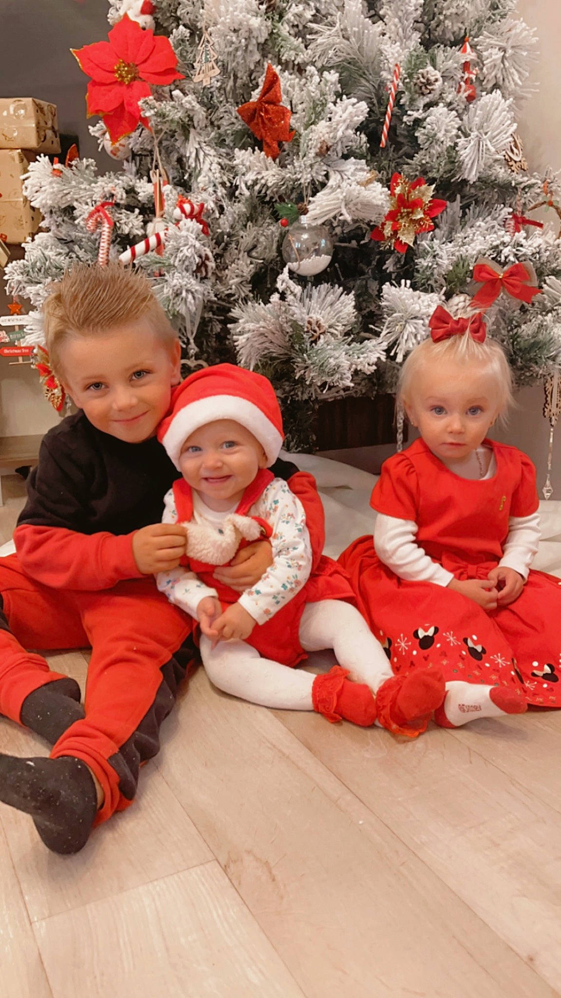 Mëyzzy participe au concours pour gagner de l'argent avec cette photo : baby, baby_toddler_clothing, beauty, child, christmas, christmas_decoration, christmas_ornament, face, facial_expression, happy, headwear, human_body, interaction, joy, leaf, person, plant, red, skin, smile