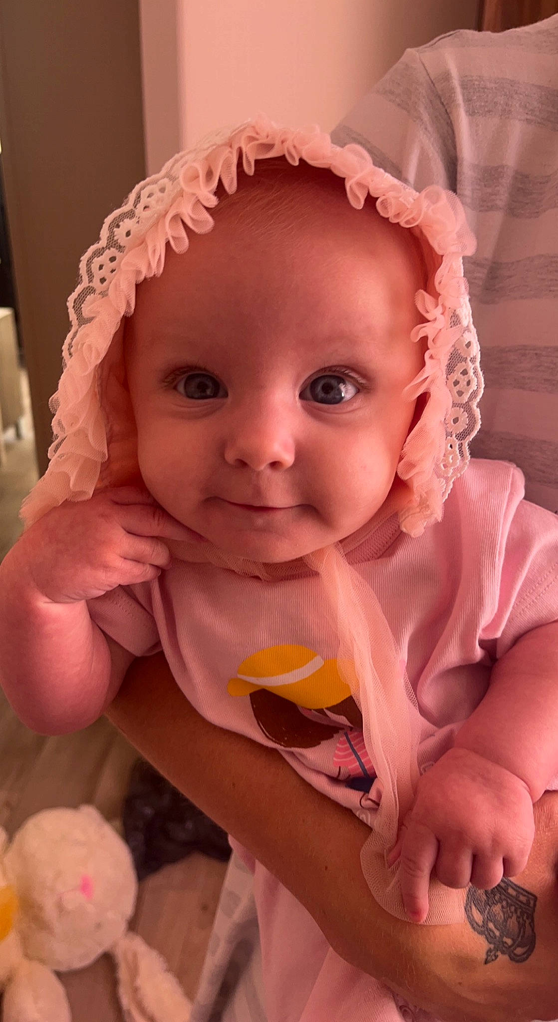 Beverly a rejoint le concours — aidez-le/la à gagner de superbes lots ! baby_toddler_clothing, cheek, chin, dress, ear, eyelash, finger, hairstyle, hand, happy, head, iris, lip, mouth, nose, orange, person, pink, skin, textile