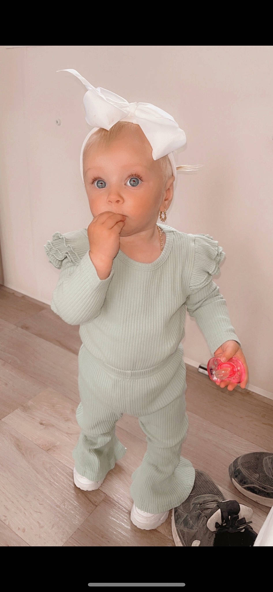 Beverly a rejoint le concours — aidez-le/la à gagner de superbes lots ! arm, baby, baby_toddler_clothing, cheek, child, doll, fashion_accessory, figurine, fur, gesture, head, human_body, lip, nose, person, pink, skin, sleeve, surprise, toddler