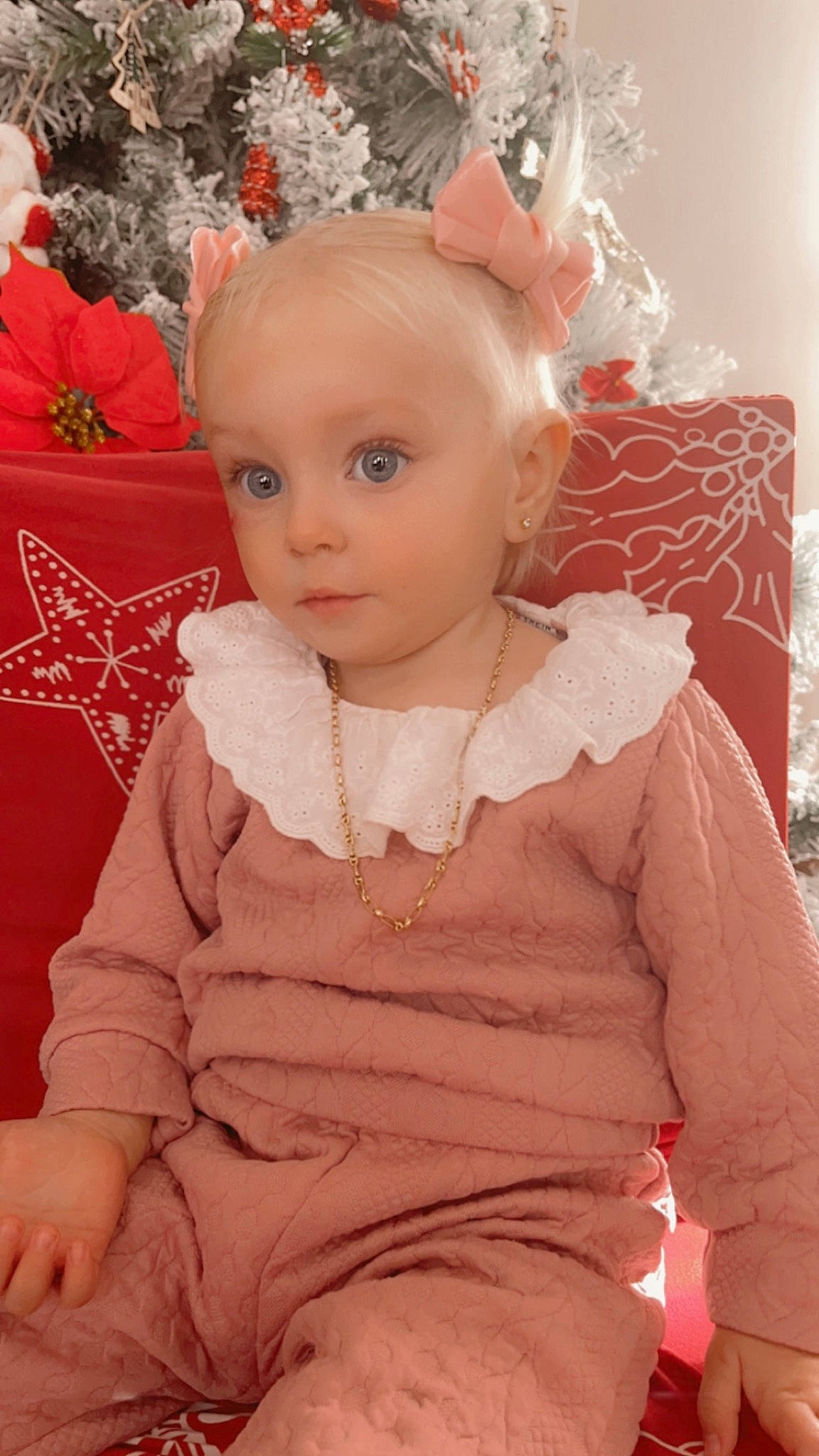 Beverly a rejoint le concours — aidez-le/la à gagner de superbes lots ! baby_toddler_clothing, beauty, cheek, child, dress, event, eyelash, happy, lip, outerwear, pattern, peach, person, petal, pink, red, skin, sleeve, textile, toddler