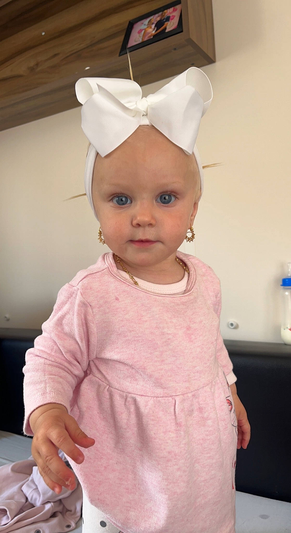 Beverly a rejoint le concours — aidez-le/la à gagner de superbes lots ! baby, baby_toddler_clothing, cheek, child, chin, costume_hat, eye, eyelash, face, fashion_accessory, finger, gesture, hair, happy, head, headpiece, human_body, party_supply, person, sleeve