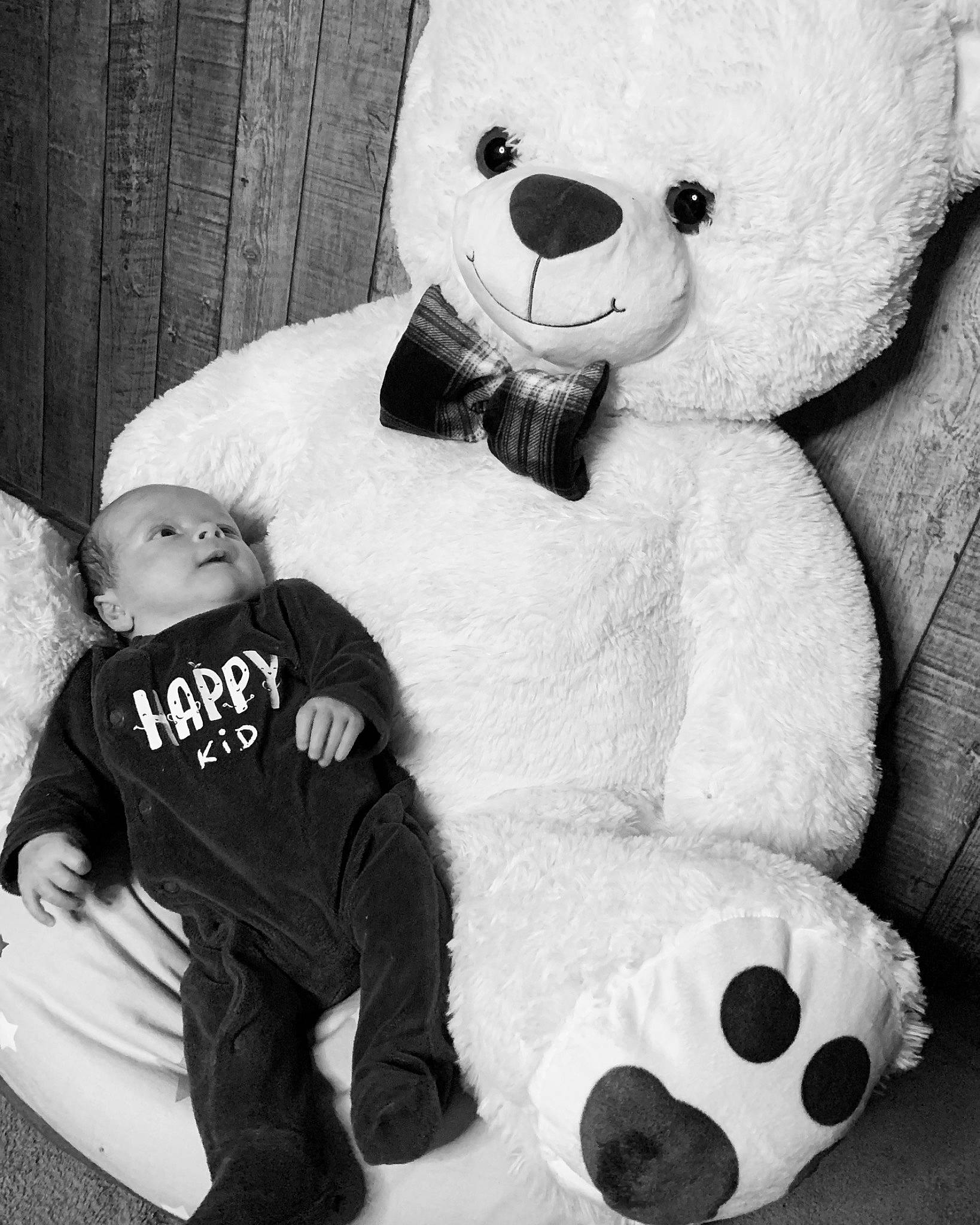 Cayden a rejoint le concours — aidez-le/la à gagner de superbes lots ! black, black_and_white, carnivore, facial_expression, football, happy, head, mammal, monochrome, monochrome_photography, nose, organ, person, photograph, product, style, teddy_bear, textile, toy, vertebrate