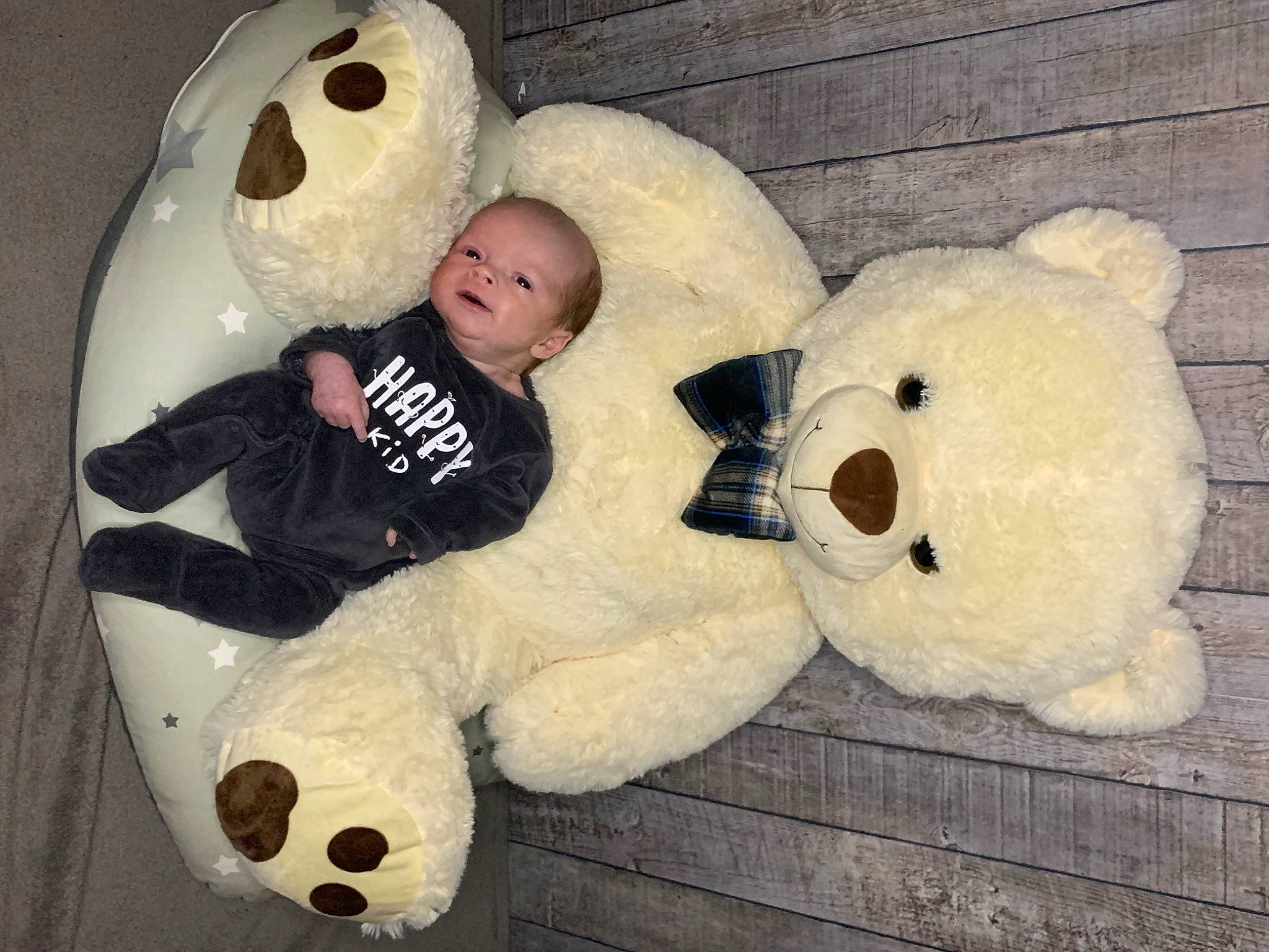 Cayden a rejoint le concours — aidez-le/la à gagner de superbes lots ! baby, baby_toddler_clothing, baby_toys, bear, child, clothing, comfort, face, happy, head, nose, person, plush, room, smile, stuffed_toy, teddy_bear, toddler, toy, vertebrate