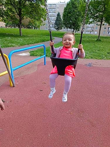 Brianna a rejoint le concours — aidez-le/la à gagner de superbes lots ! asphalt, baby, balance, city, dress, electric_blue, fun, grass, joy, leisure, outdoor_play_equipment, outdoor_recreation, person, plant, playground, recreation, shorts, smile, swing, thigh