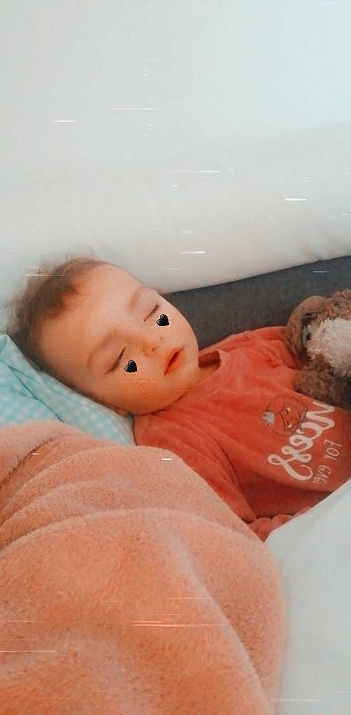 Brianna a rejoint le concours — aidez-le/la à gagner de superbes lots ! baby, bathing, bed, bed_sheet, bedding, bedtime, cheek, child, comfort, flesh, fur, human_body, linens, peach, person, room, sleep, smile, teddy_bear, toddler