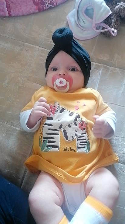 Brianna a rejoint le concours — aidez-le/la à gagner de superbes lots ! baby, baby_toddler_clothing, cheek, happy, hat, head, headwear, human_body, human_leg, lap, person, plush, skin, sleeve, smile, stuffed_toy, thigh, thumb, toddler, toy