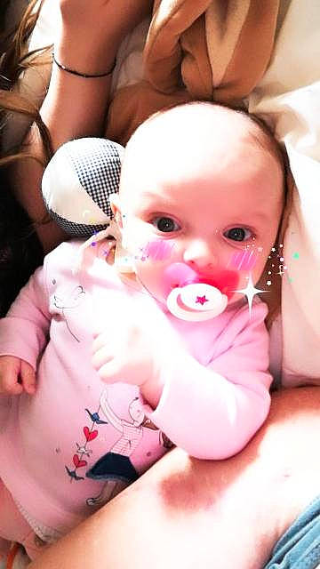 Brianna a rejoint le concours — aidez-le/la à gagner de superbes lots ! baby, cheek, chin, comfort, eye, eyelash, finger, gesture, happy, human_body, lip, mouth, muscle, nose, organ, people, person, pink, skin, thumb