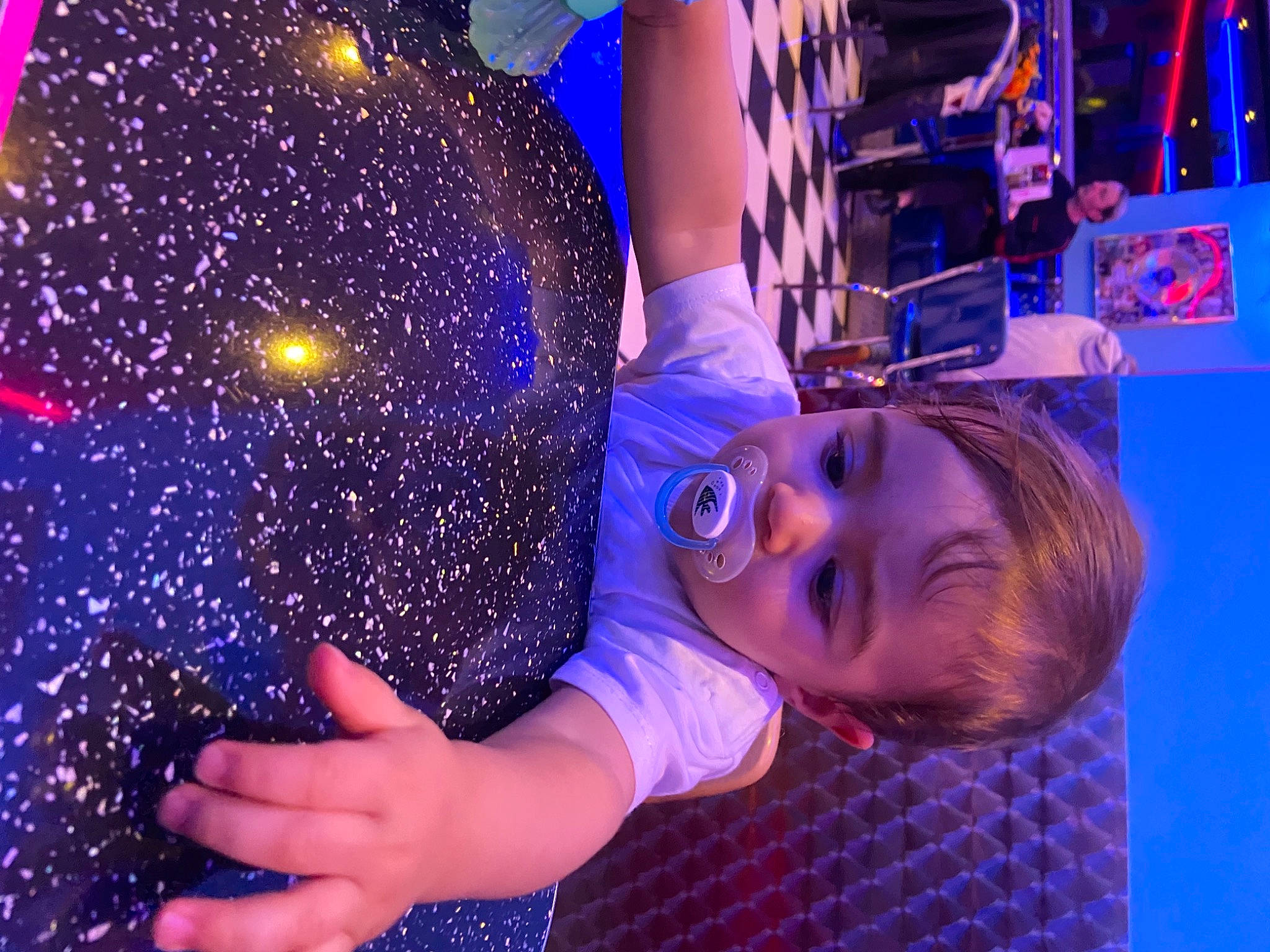 Kayden a rejoint le concours — aidez-le/la à gagner de superbes lots ! blue, christmas_decoration, christmas_ornament, electric_blue, entertainment, event, fun, happy, holiday, leisure, magenta, ornament, party, party_supply, pattern, person, purple, smile, space, toddler