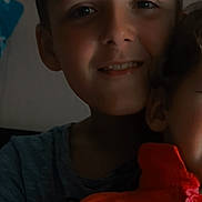 Lucas participe au concours pour gagner de l'argent avec cette photo : child, children, boy, portrait, face, smile, indoor, casual_clothing, blue_shirt, orange_shirt, closeup, happy, family, hug, skin, head, hand, friendship, toddler, sibling