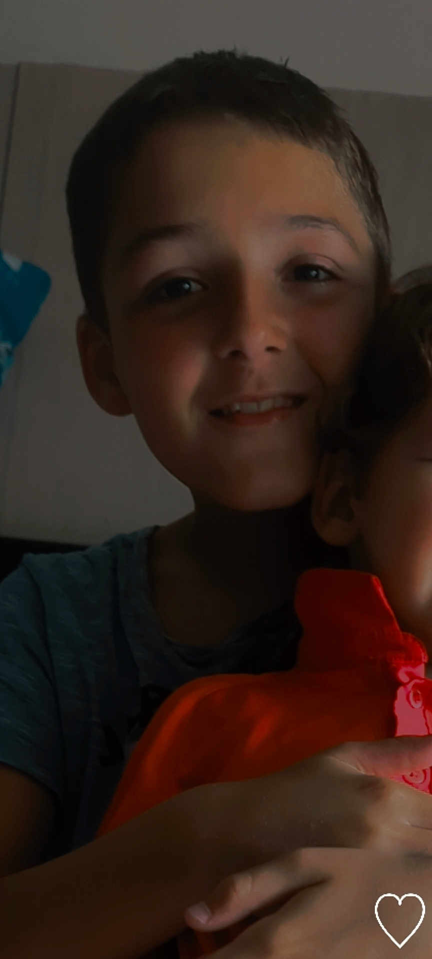 Lucas participe au concours pour gagner de l'argent avec cette photo : child, children, boy, portrait, face, smile, indoor, casual_clothing, blue_shirt, orange_shirt, closeup, happy, family, hug, skin, head, hand, friendship, toddler, sibling