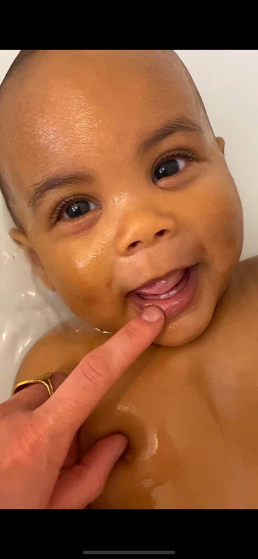 Noé participe au concours pour gagner de l'argent avec cette photo : baby, cheek, chin, ear, eyebrow, eyelash, forehead, gesture, hand, human_body, iris, jaw, lip, mouth, neck, nose, person, skin, smile, tongue