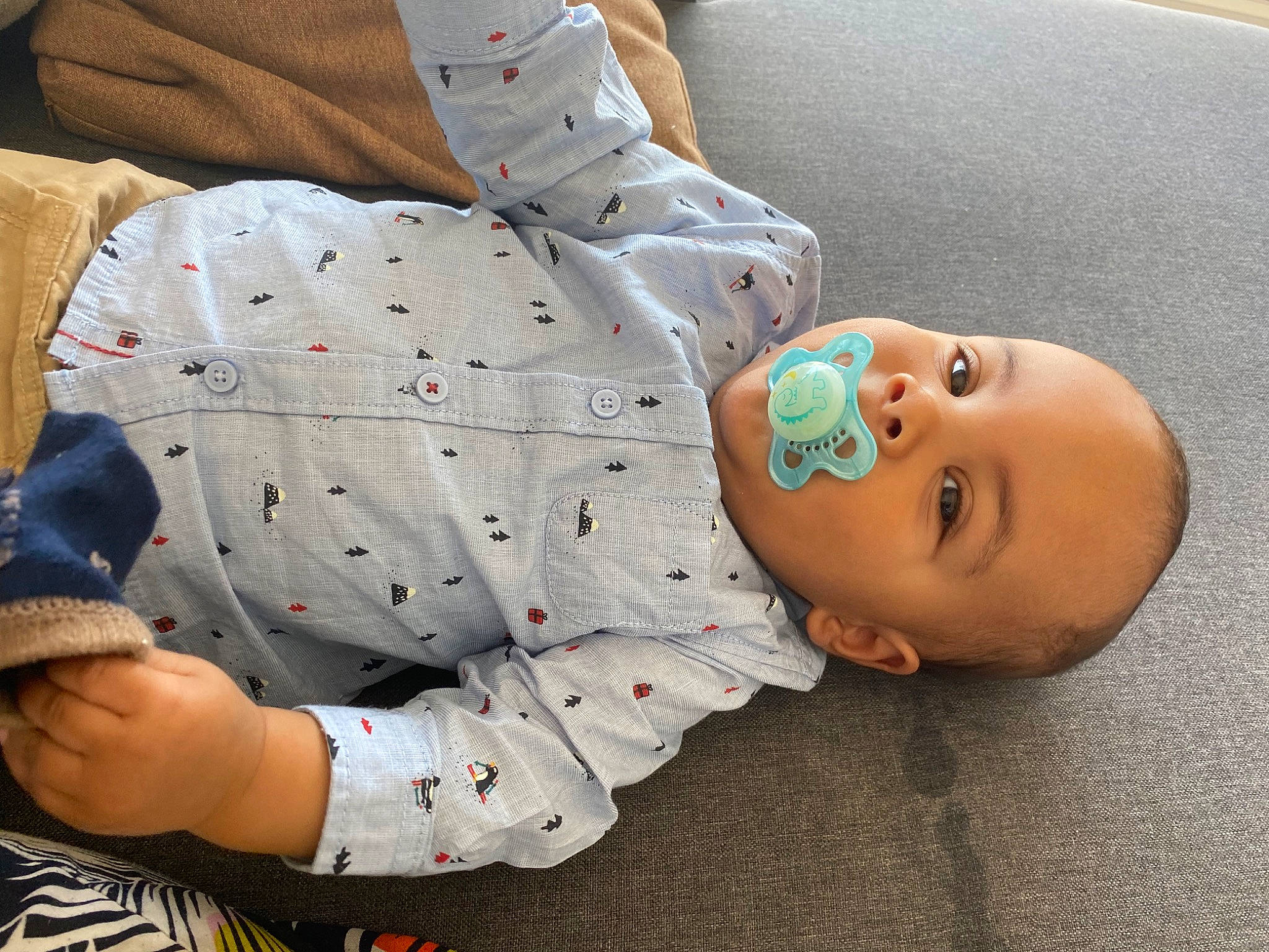 Noé a rejoint le concours — aidez-le/la à gagner de superbes lots ! arm, baby, baby_toddler_clothing, cheek, child, comfort, elbow, finger, flooring, gesture, glasses, hand, human_body, joint, leg, orange, person, product, sitting, sleeve