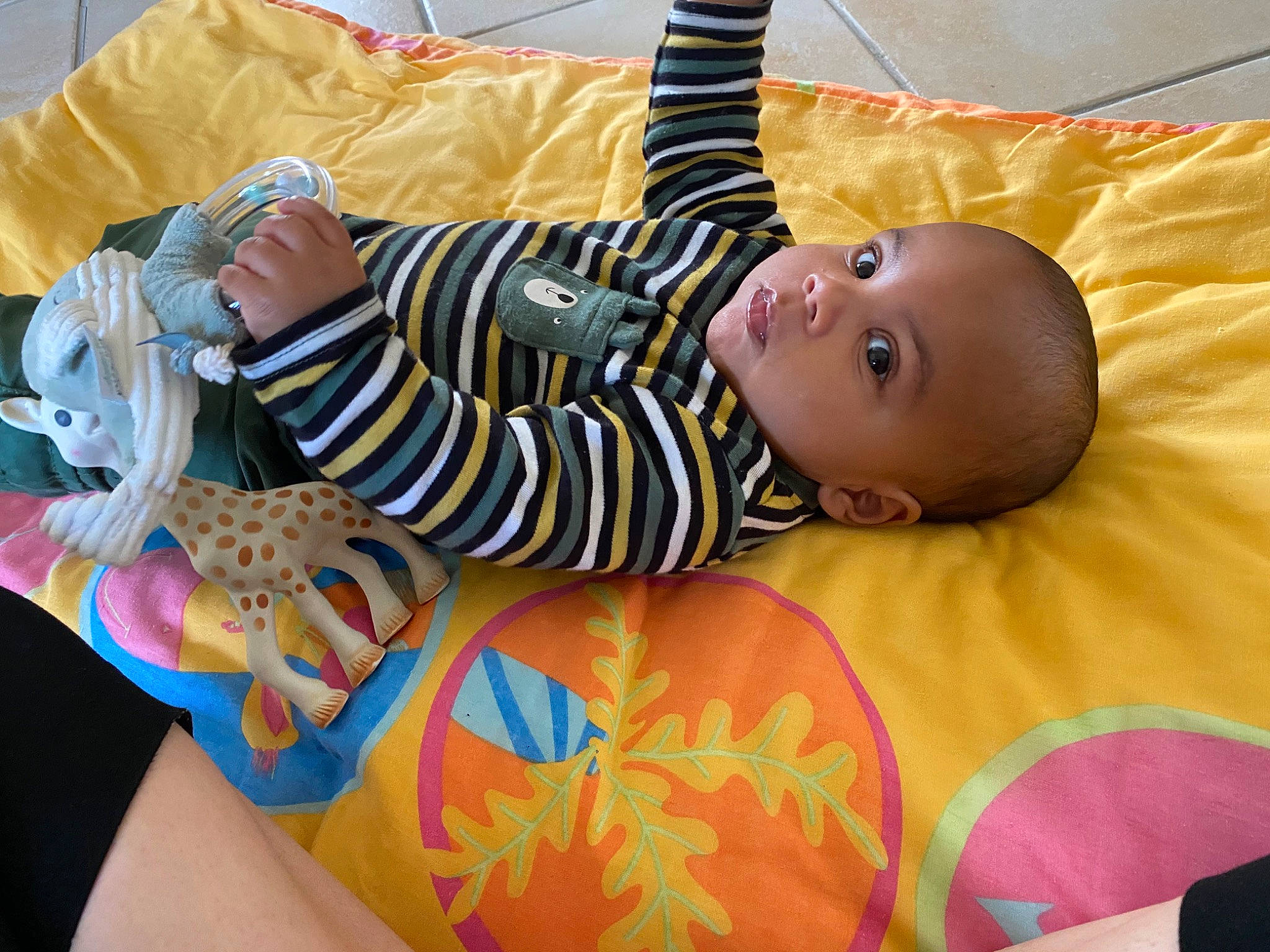 Noé a rejoint le concours — aidez-le/la à gagner de superbes lots ! baby, baby_products, baby_toddler_clothing, child, comfort, finger, flooring, fun, hand, human_body, joint, leg, mammal, mouth, orange, person, skin, smile, textile, toddler