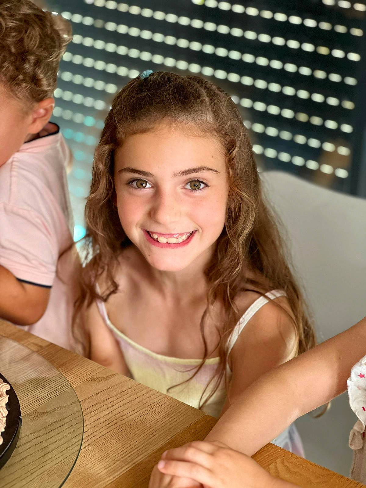 Lya participe au concours pour gagner de l'argent avec cette photo : blond, brown_hair, chair, child, eating, event, fun, hairstyle, happy, human_leg, joy, leisure, meal, party, person, plate, sitting, smile, table, tableware