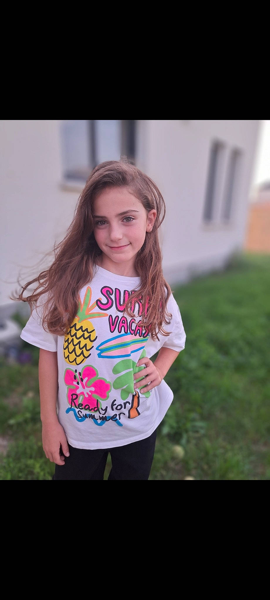 Lya a rejoint le concours — aidez-le/la à gagner de superbes lots ! blond, brown_hair, child, electric_blue, flash_photography, fun, grass, grassland, happy, joy, leisure, long_hair, magenta, pattern, people_in_nature, person, recreation, sleeve, smile, t_shirt