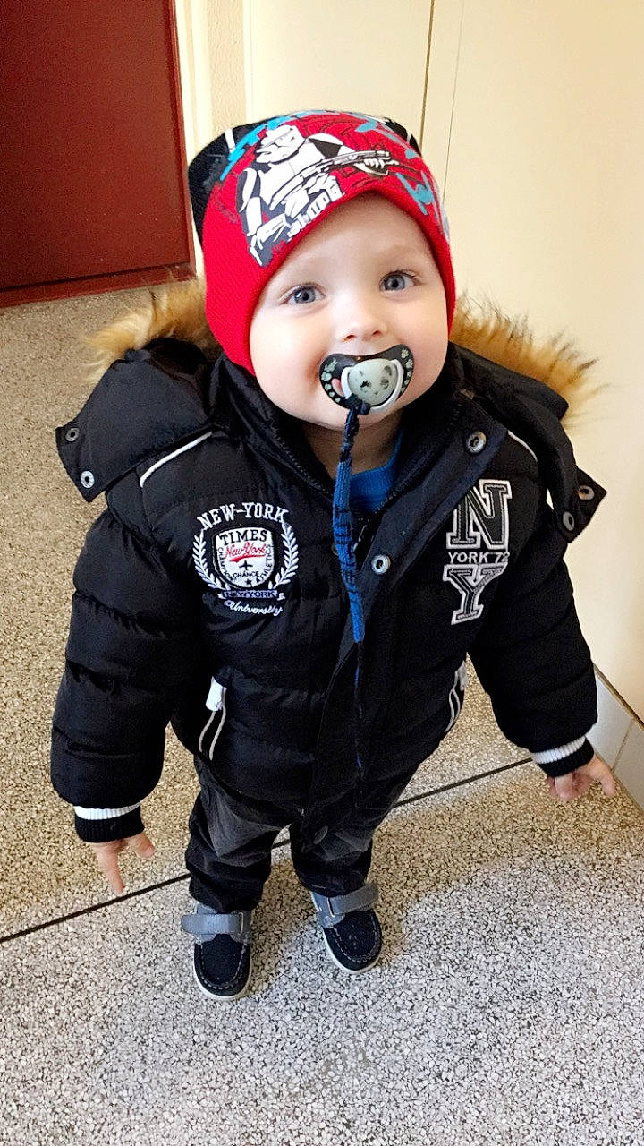 Julien participe au concours pour gagner de l'argent avec cette photo : boy, cap, child, cool, fun, headgear, headwear, jacket, joy, outerwear, person, product, red, smile, textile, toddler