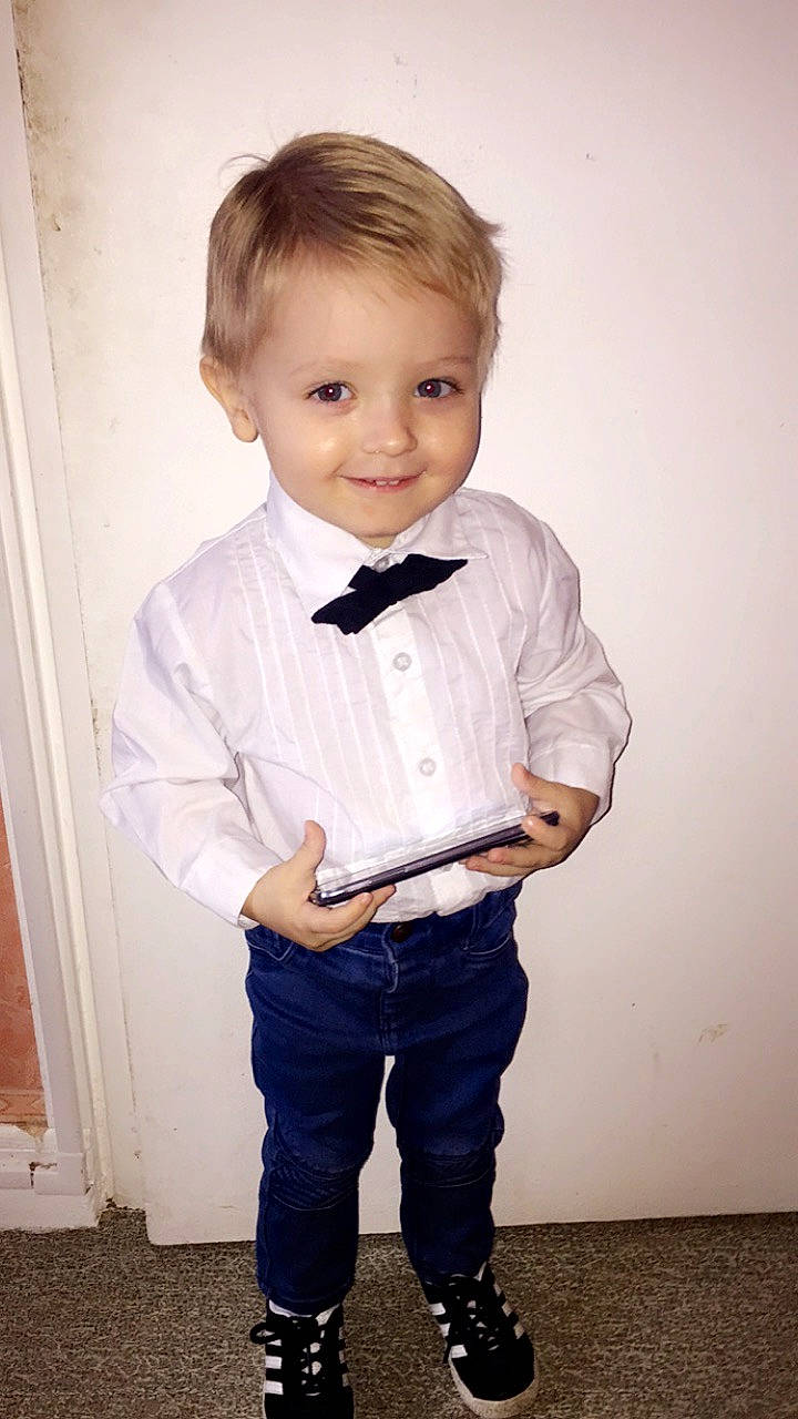 Julien participe au concours pour gagner de l'argent avec cette photo : boy, child, dress_shirt, girl, hair, hairstyle, human_hair_color, joy, outerwear, person, product, shirt, shoulder, sitting, skin, sleeve, smile, standing, t_shirt, textile