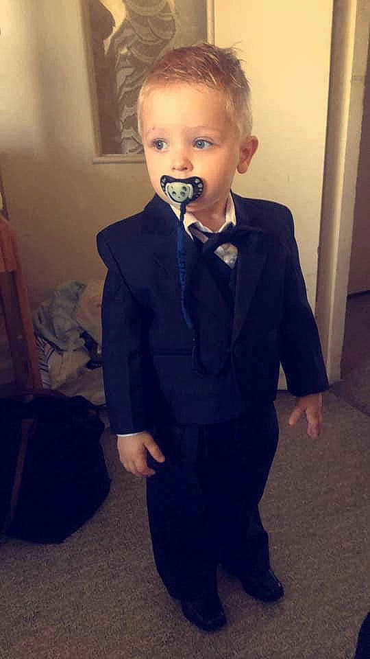 Julien a rejoint le concours — aidez-le/la à gagner de superbes lots ! blazer, boy, cool, day, dress, formal_wear, fun, gentleman, hair, hairstyle, human, jacket, necktie, outerwear, person, product, shoulder, standing, suit, toddler