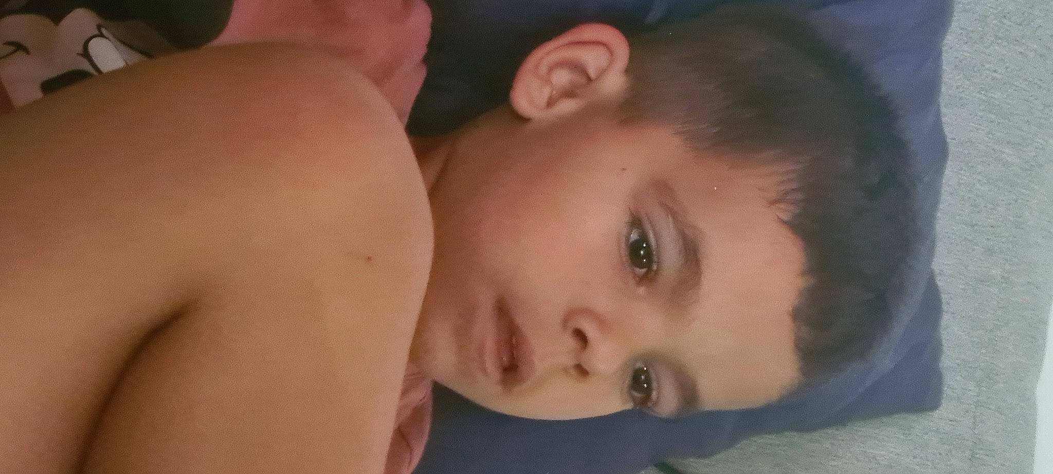 Dominique participe au concours pour gagner de l'argent avec cette photo : abdomen, baby, black_hair, cheek, chest, ear, eye, eyebrow, eyelash, forehead, gesture, human_body, iris, jaw, lip, mouth, neck, nose, person, skin