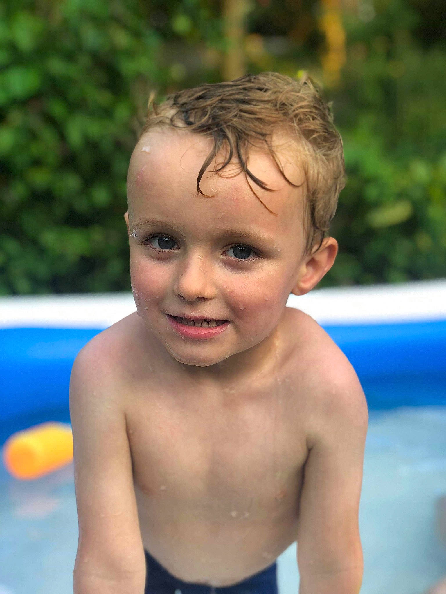 Alexis a rejoint le concours — aidez-le/la à gagner de superbes lots ! barechested, bathing, chest, child, chin, face, facial_expression, fun, hair, happy, joy, leisure, person, play, recreation, skin, smile, summer, swimming_pool, toddler