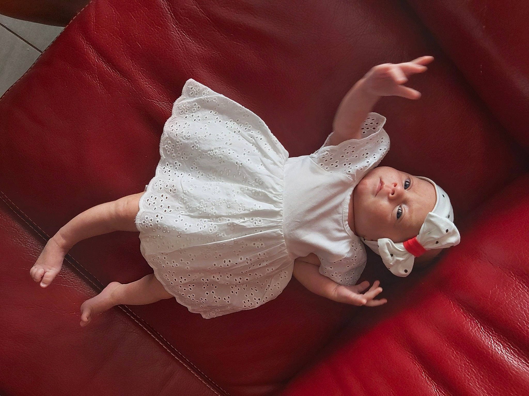 Constance participe au concours pour gagner de l'argent avec cette photo : arm, baby, child, hand, headwear, human_body, joint, leg, person, photography, red