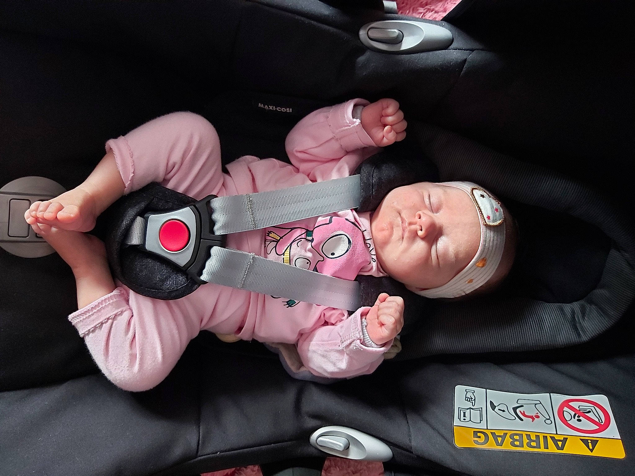 Constance a rejoint le concours — aidez-le/la à gagner de superbes lots ! arm, auto_part, baby, baby_in_car_seat, birth, car, car_seat, child, hand, headwear, person, pink, product, sleep, toddler, vehicle